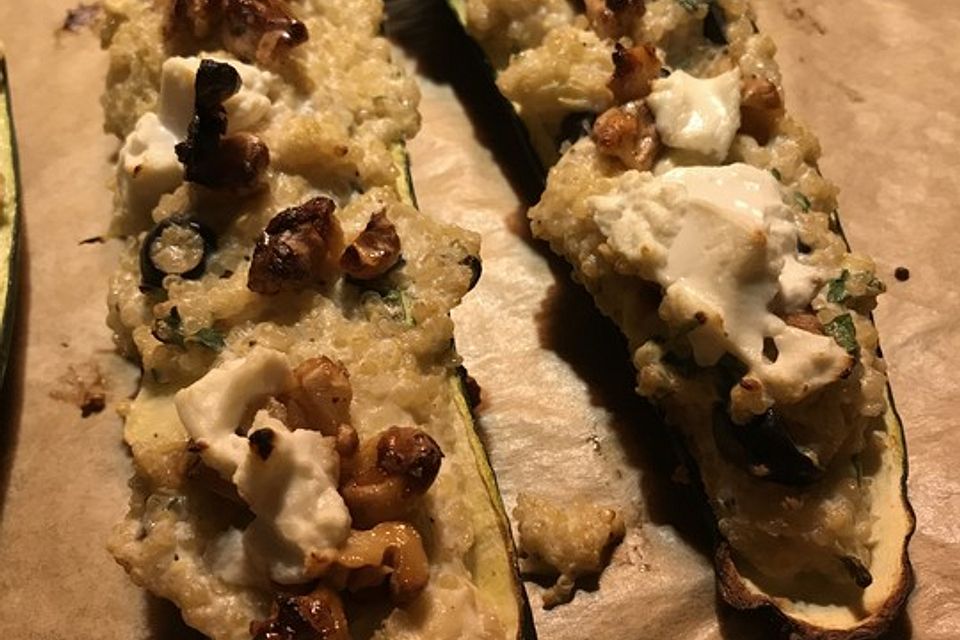 Mit Quinoa gefüllte Zucchini mit einem Walnuss-Ziegenkäse-Topping