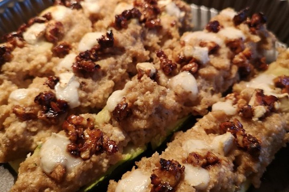 Mit Quinoa gefüllte Zucchini mit einem Walnuss-Ziegenkäse-Topping