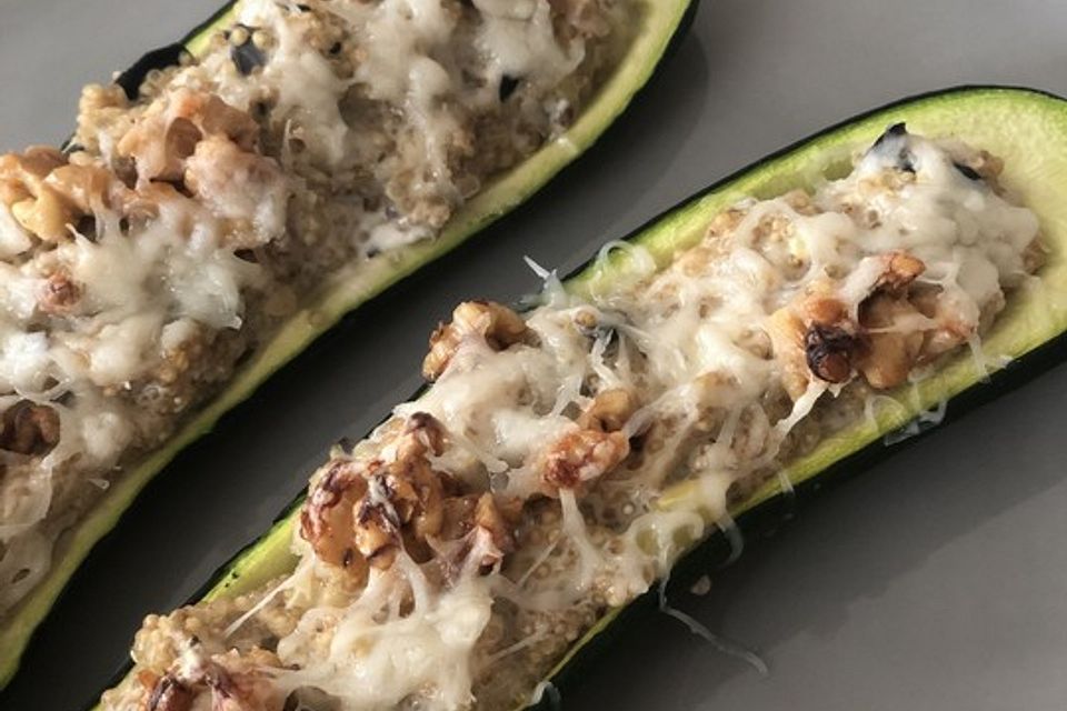 Mit Quinoa gefüllte Zucchini mit einem Walnuss-Ziegenkäse-Topping