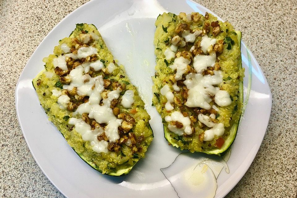 Mit Quinoa gefüllte Zucchini mit einem Walnuss-Ziegenkäse-Topping