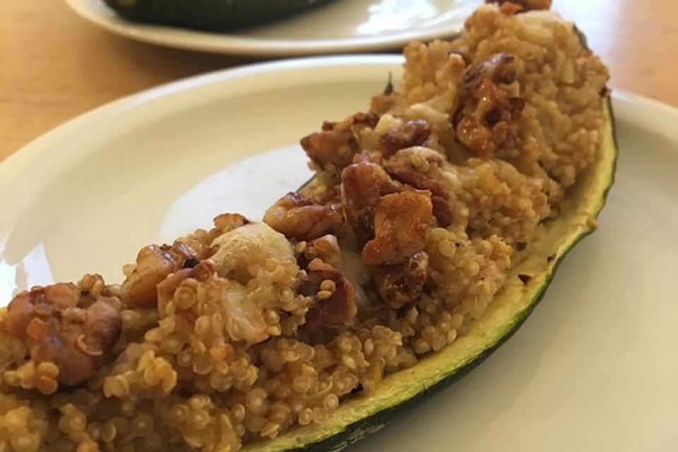 Mit Quinoa gefüllte Zucchini mit einem Walnuss-Ziegenkäse-Topping