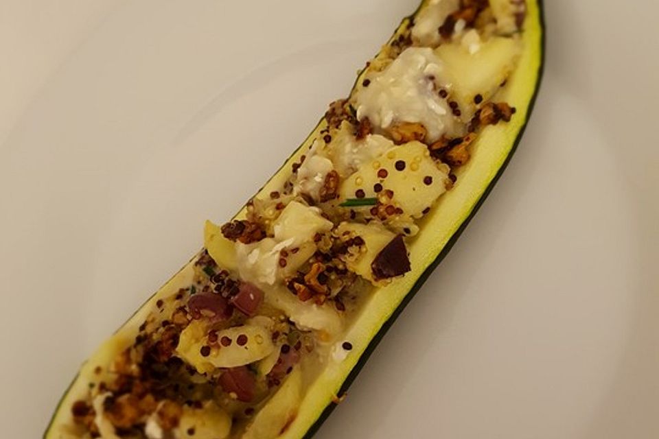 Mit Quinoa gefüllte Zucchini mit einem Walnuss-Ziegenkäse-Topping