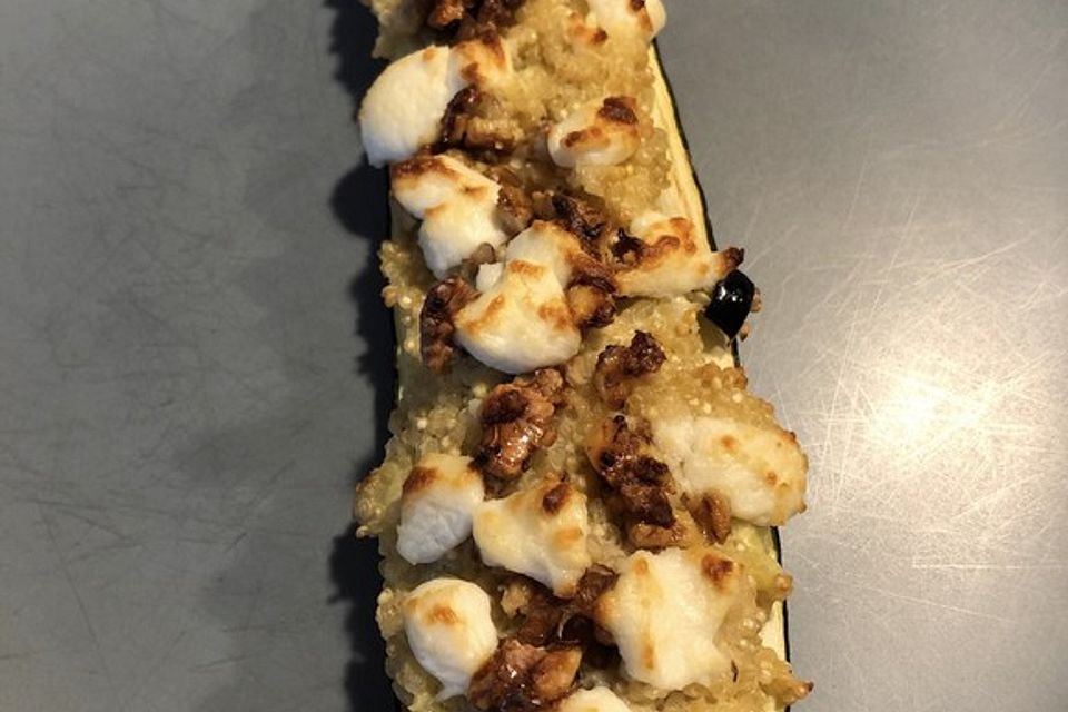 Mit Quinoa gefüllte Zucchini mit einem Walnuss-Ziegenkäse-Topping