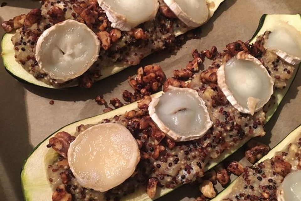 Mit Quinoa gefüllte Zucchini mit einem Walnuss-Ziegenkäse-Topping