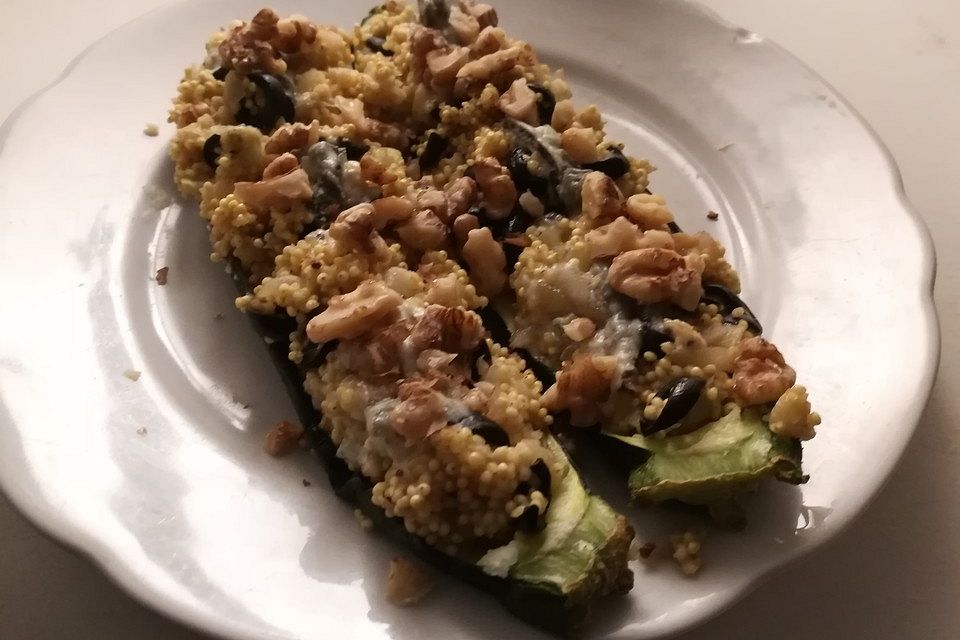 Mit Quinoa gefüllte Zucchini mit einem Walnuss-Ziegenkäse-Topping