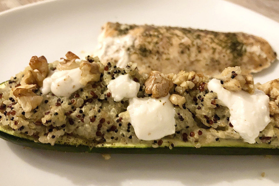 Mit Quinoa gefüllte Zucchini mit einem Walnuss-Ziegenkäse-Topping