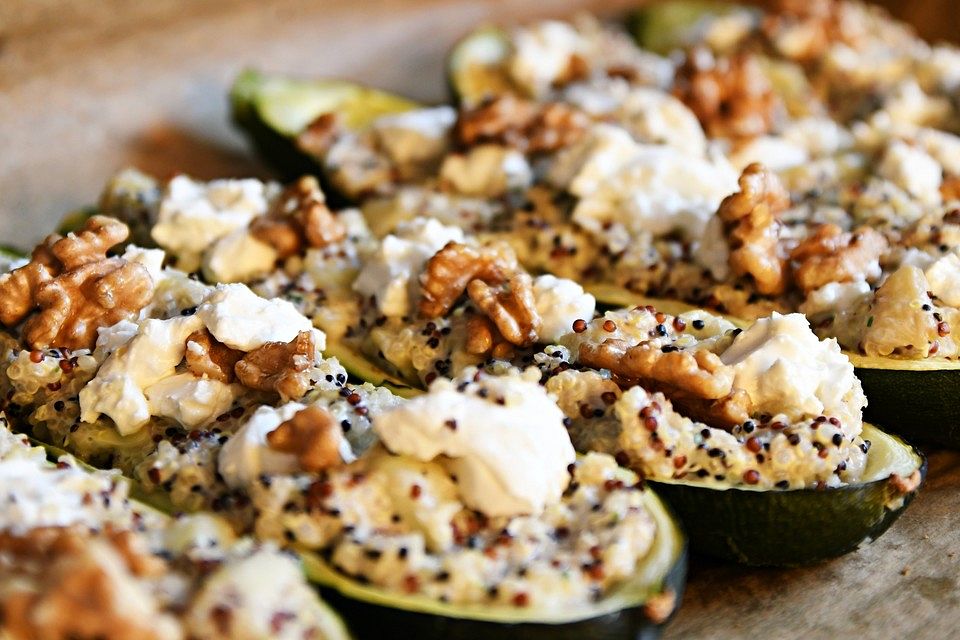 Mit Quinoa gefüllte Zucchini mit einem Walnuss-Ziegenkäse-Topping