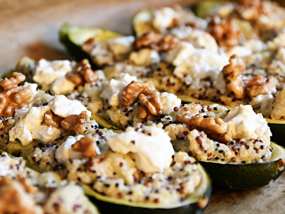 Mit Quinoa gefüllte Zucchini mit einem Walnuss-Ziegenkäse-Topping von ...