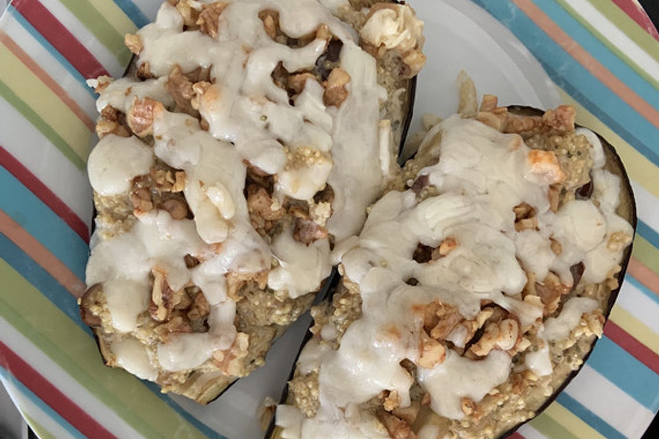 Mit Quinoa gefüllte Zucchini mit einem Walnuss-Ziegenkäse-Topping