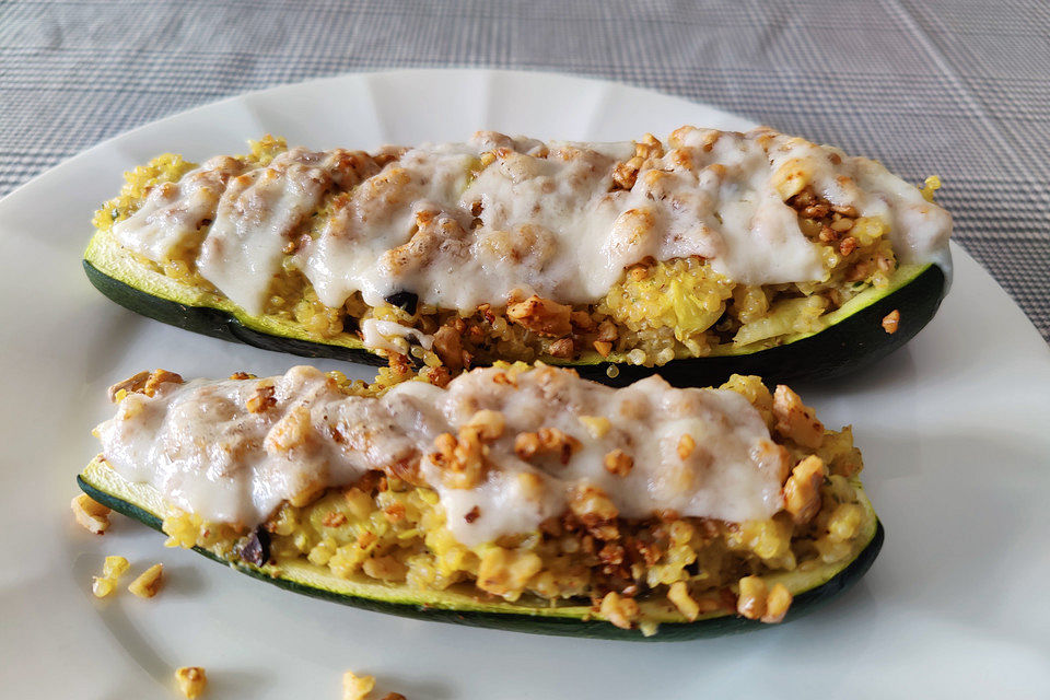 Mit Quinoa gefüllte Zucchini mit einem Walnuss-Ziegenkäse-Topping