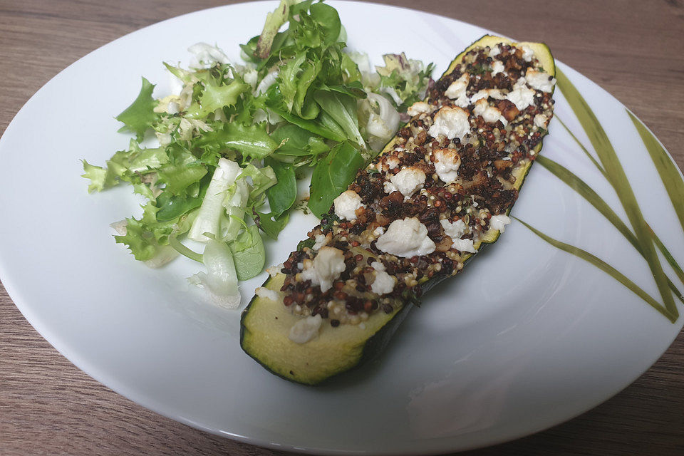 Mit Quinoa gefüllte Zucchini mit einem Walnuss-Ziegenkäse-Topping