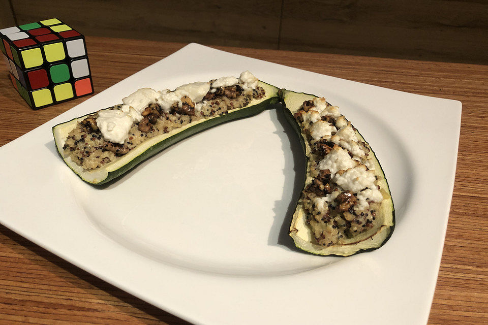 Mit Quinoa gefüllte Zucchini mit einem Walnuss-Ziegenkäse-Topping