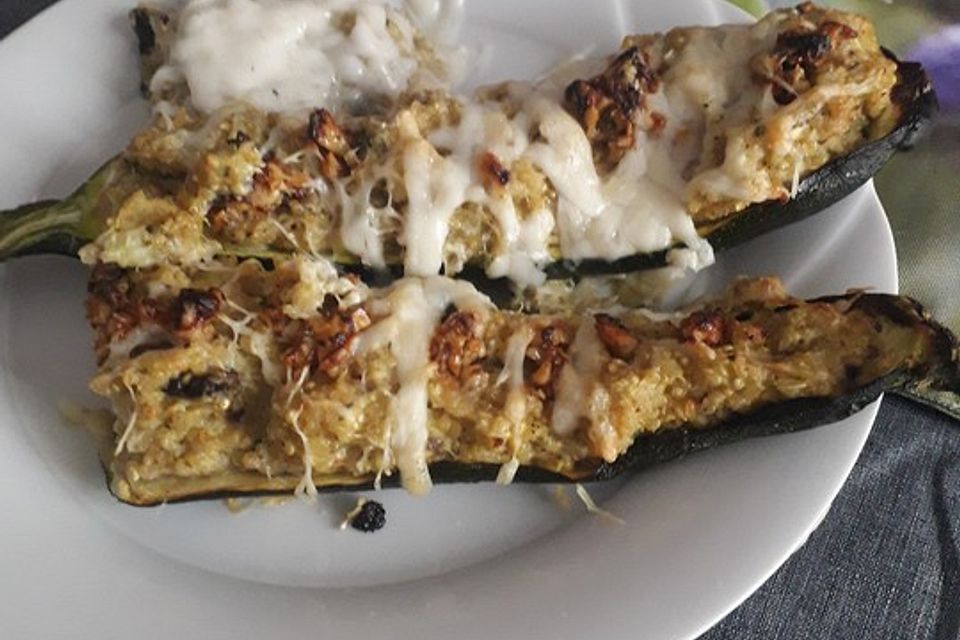 Mit Quinoa gefüllte Zucchini mit einem Walnuss-Ziegenkäse-Topping