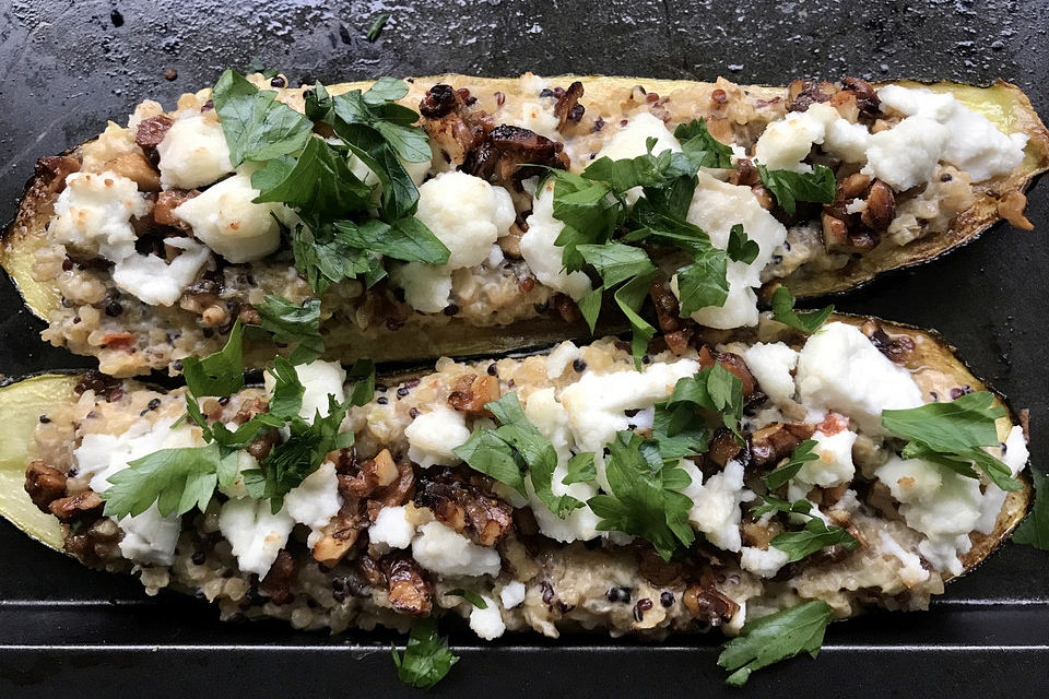 Mit Quinoa gefüllte Zucchini mit einem Walnuss-Ziegenkäse-Topping