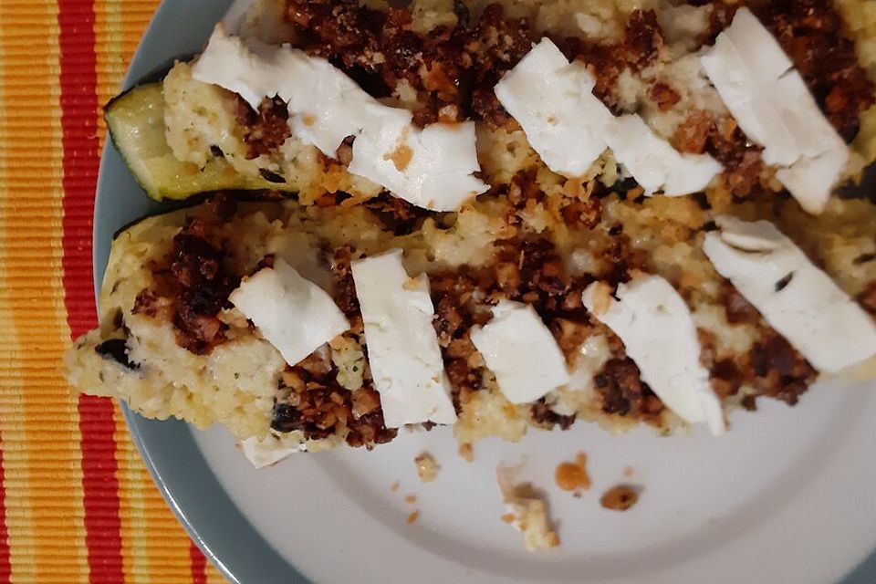 Mit Quinoa gefüllte Zucchini mit einem Walnuss-Ziegenkäse-Topping