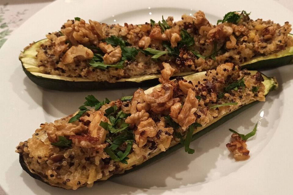 Mit Quinoa gefüllte Zucchini mit einem Walnuss-Ziegenkäse-Topping