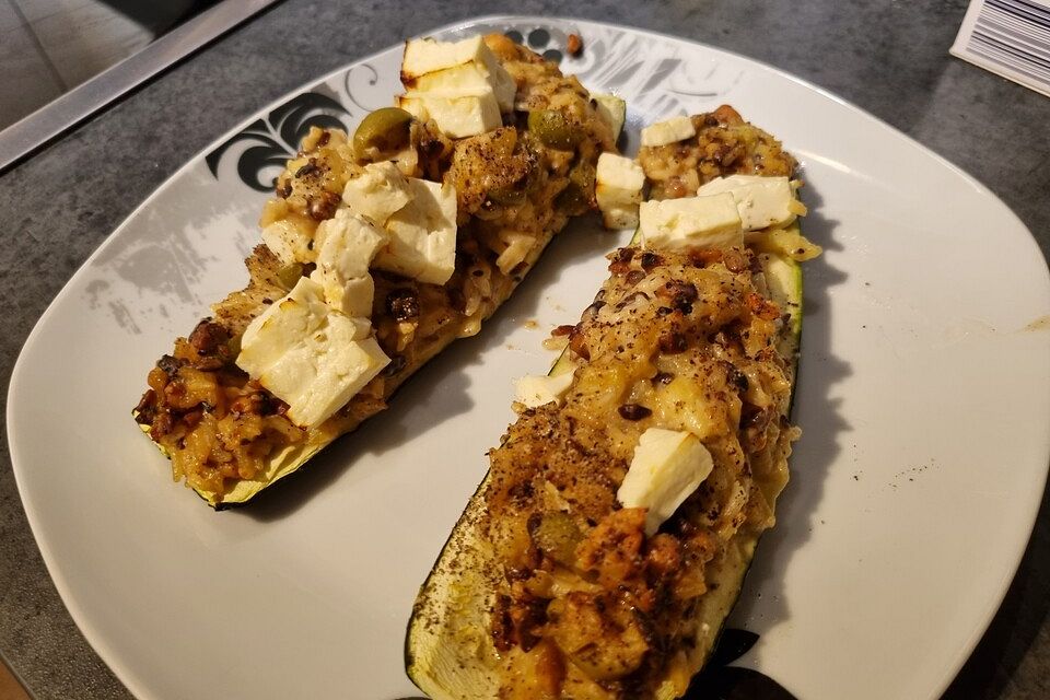 Mit Quinoa gefüllte Zucchini mit einem Walnuss-Ziegenkäse-Topping