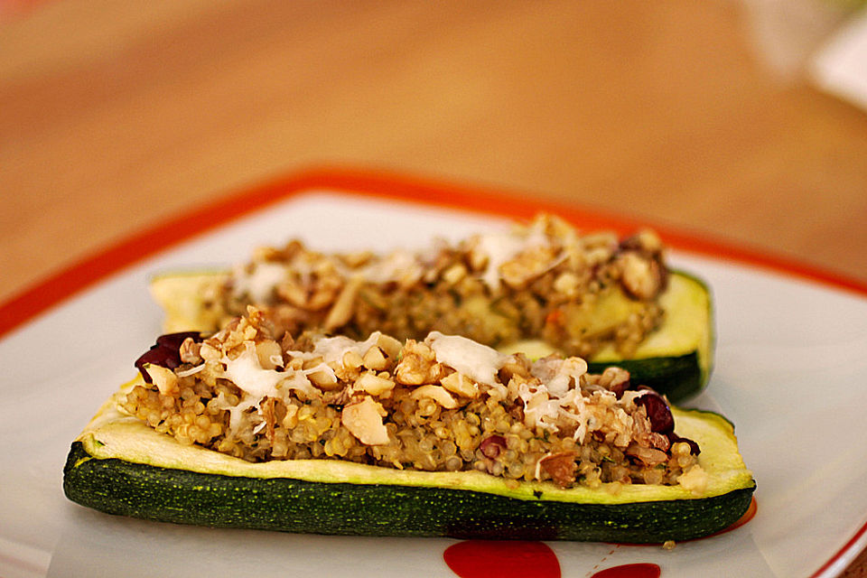 Mit Quinoa gefüllte Zucchini mit einem Walnuss-Ziegenkäse-Topping