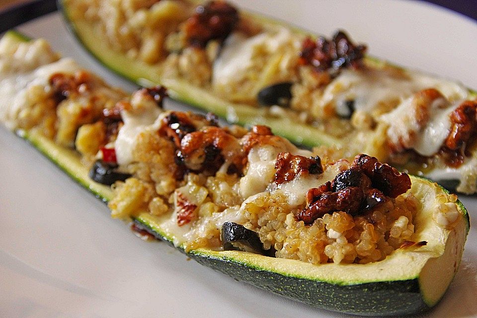 Mit Quinoa gefüllte Zucchini mit einem Walnuss-Ziegenkäse-Topping