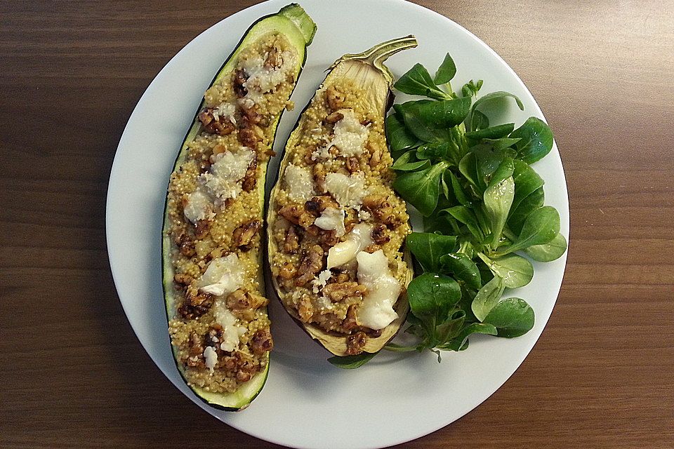 Mit Quinoa gefüllte Zucchini mit einem Walnuss-Ziegenkäse-Topping