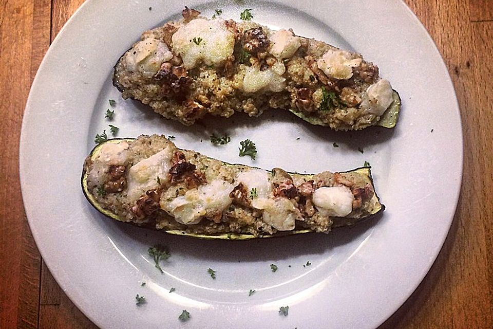 Mit Quinoa gefüllte Zucchini mit einem Walnuss-Ziegenkäse-Topping