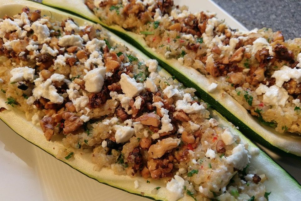 Mit Quinoa gefüllte Zucchini mit einem Walnuss-Ziegenkäse-Topping