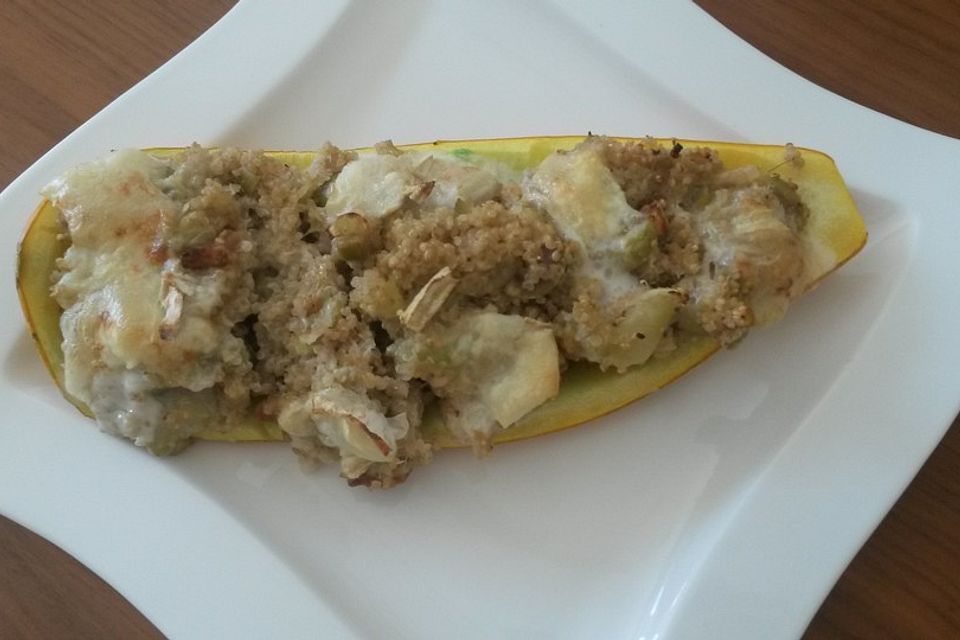 Mit Quinoa gefüllte Zucchini mit einem Walnuss-Ziegenkäse-Topping