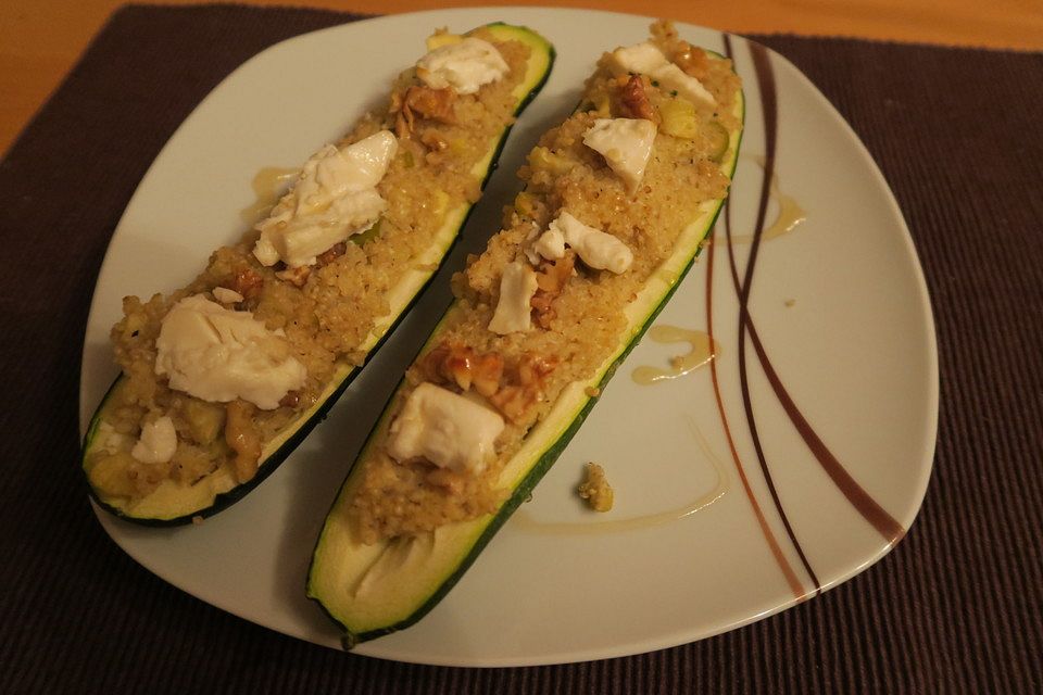 Mit Quinoa gefüllte Zucchini mit einem Walnuss-Ziegenkäse-Topping