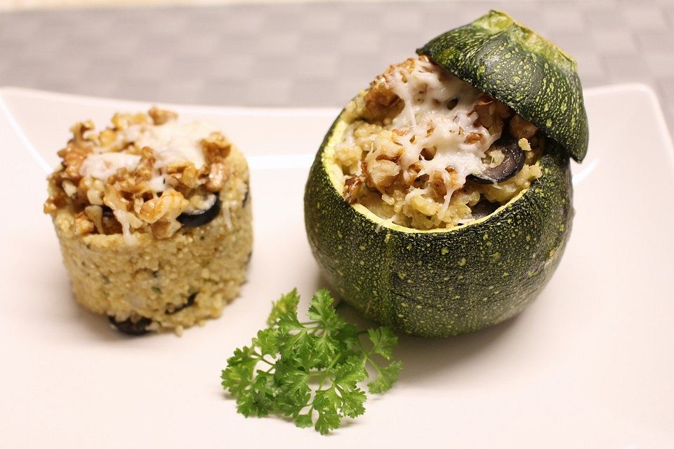 Mit Quinoa gefüllte Zucchini mit einem Walnuss-Ziegenkäse-Topping