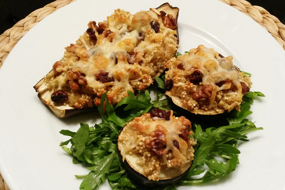 Mit Quinoa gefüllte Zucchini mit einem Walnuss-Ziegenkäse-Topping