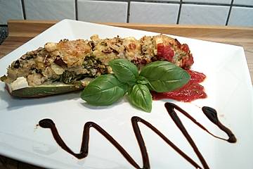 Zucchini mit Mangold-Couscous-Fülle