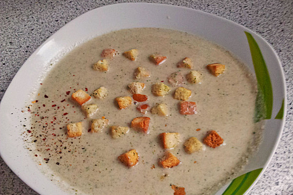 Cremige Champignonsuppe mit Käse und Brokkoli