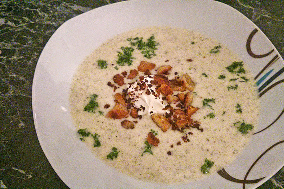 Cremige Champignonsuppe mit Käse und Brokkoli