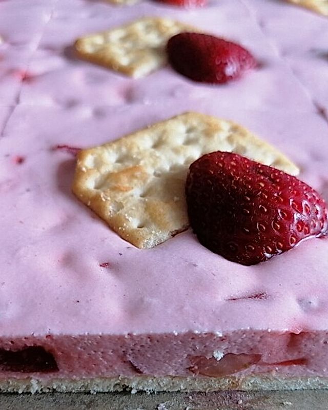 Amerikanischer Erdbeer-Marshmallow-Cracker Kuchen ohne Backen