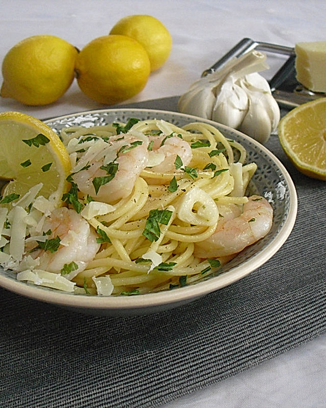 Spaghetti mit Zitronensauce und Garnelen