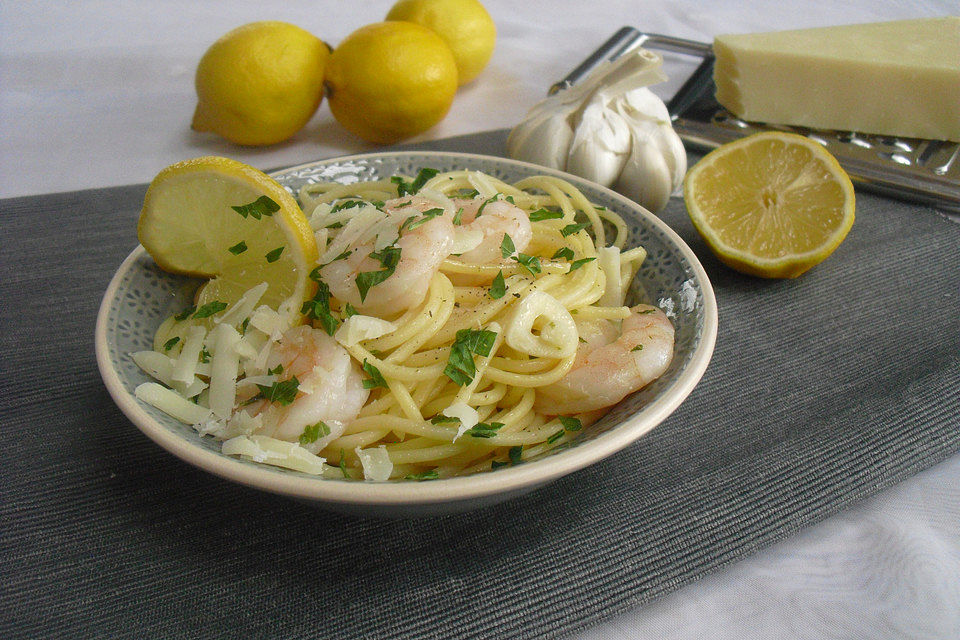 Spaghetti mit Zitronensauce und Garnelen