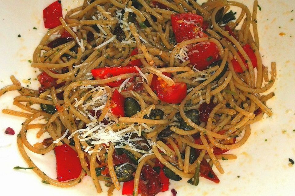 Vollkornspaghetti Aglio e Olio mit Tomaten und Pinienkernen