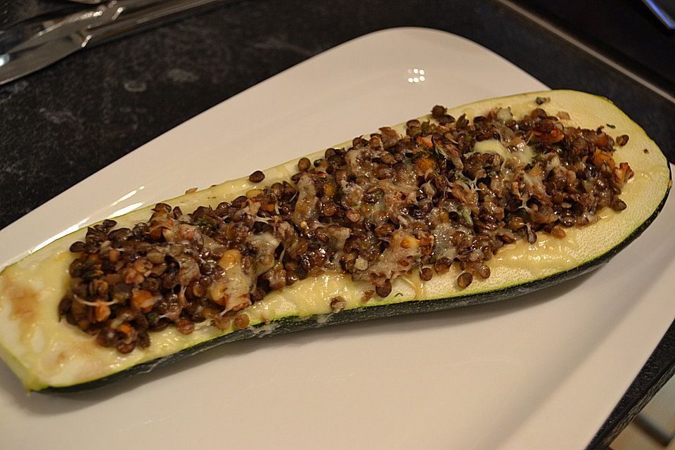 Zucchini mit Linsen-Walnuss-Füllung