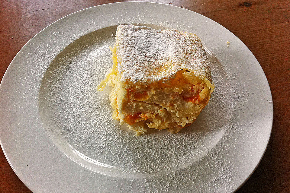 Topfen-Marillen-Strudel