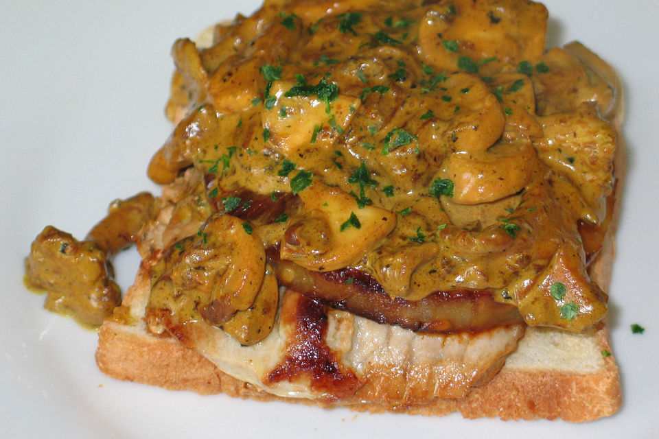 Curry-Toast mit Schnitzel und Ananas