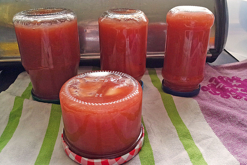 Rhabarber-Marmelade mit Apfel und Schuss