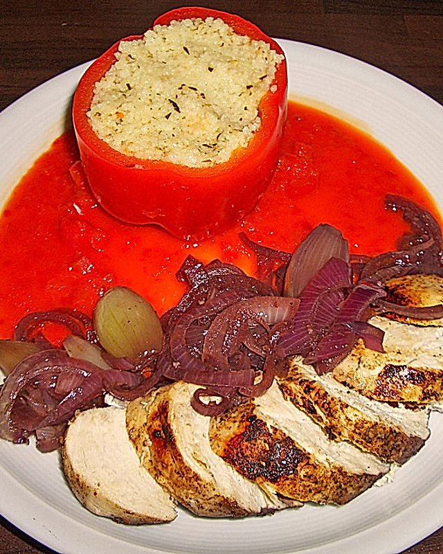 Putenbrust an Rotweinzwiebeln mit Couscous gefüllte Paprika an Ajvar