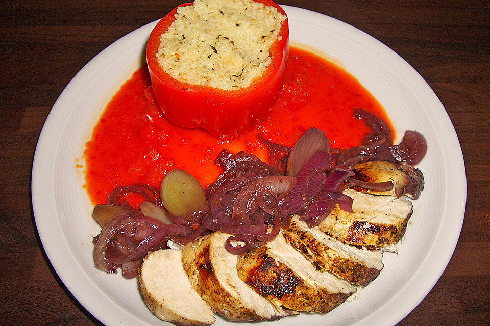 Putenbrust an Rotweinzwiebeln mit Couscous gefüllte Paprika an Ajvar