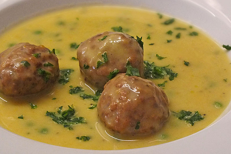 Kartoffelsuppe mit Hackbällchen und dicken Bohnen