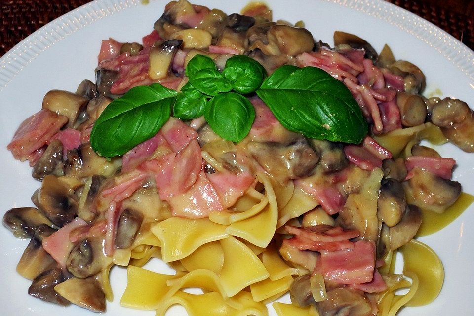 Nudelpfanne mit Schinken und Champignons