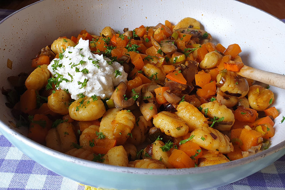 Herbstliche Kürbis-Pfanne mit Schupfnudeln