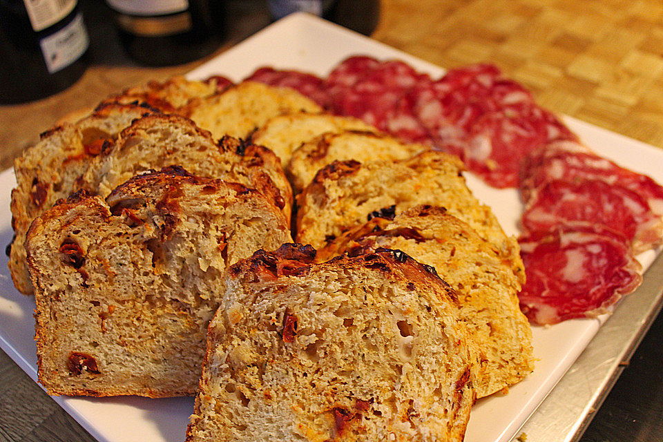 Feines pikantes Brot mit getrockneten Tomaten, Parmesan und Kräutern