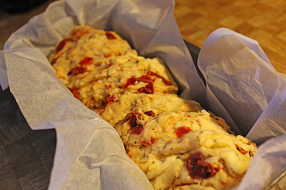 Feines pikantes Brot mit getrockneten Tomaten, Parmesan und Kräutern