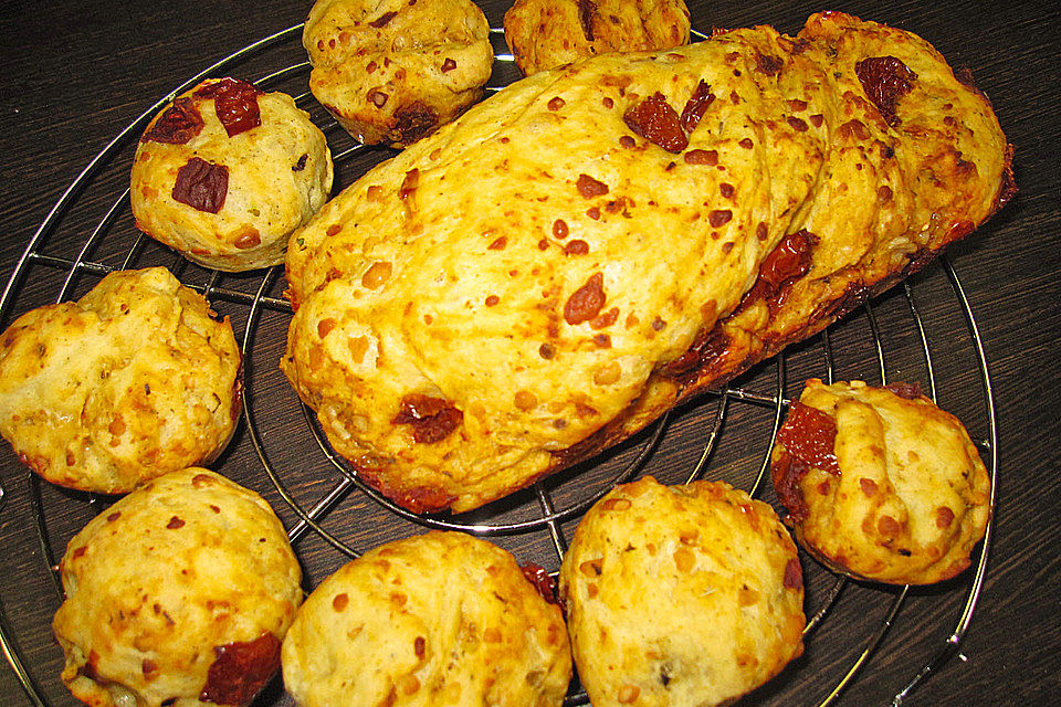 Feines pikantes Brot mit getrockneten Tomaten, Parmesan und Kräutern