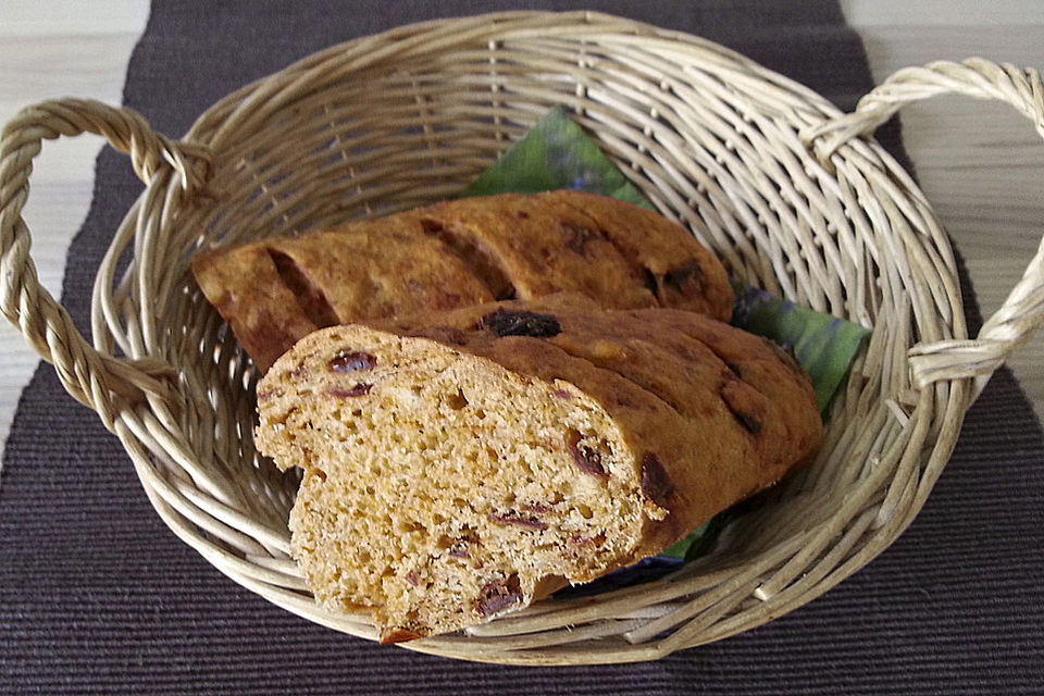 Feines pikantes Brot mit getrockneten Tomaten, Parmesan und Kräutern